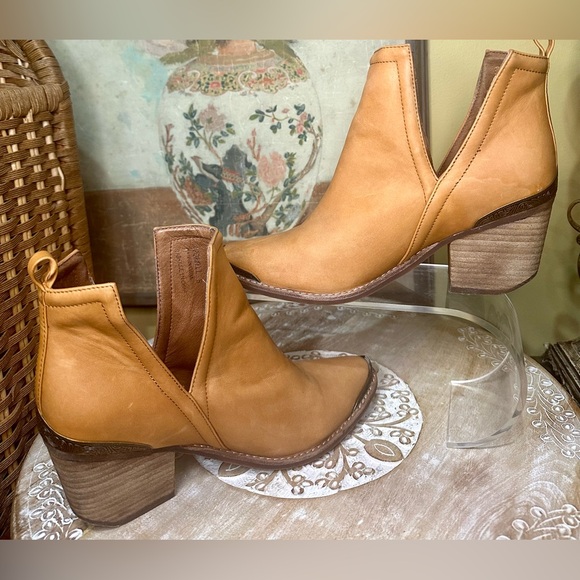 EUC Jeffrey Campbell “Cromwell” Leather Ankle Bootie in Tobacco. Size 8 - Picture 6 of 15